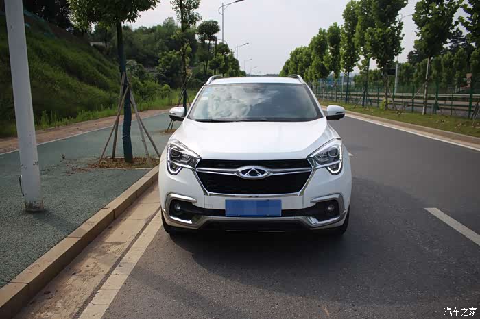 白色的车子颜色非常的耐看