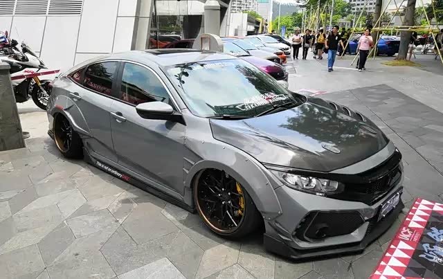 实拍十代思域改装车,水泥灰宽体气动