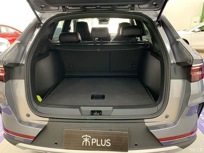 后备箱容积很大,很规整.目测放3-4个大行李箱不成问题.