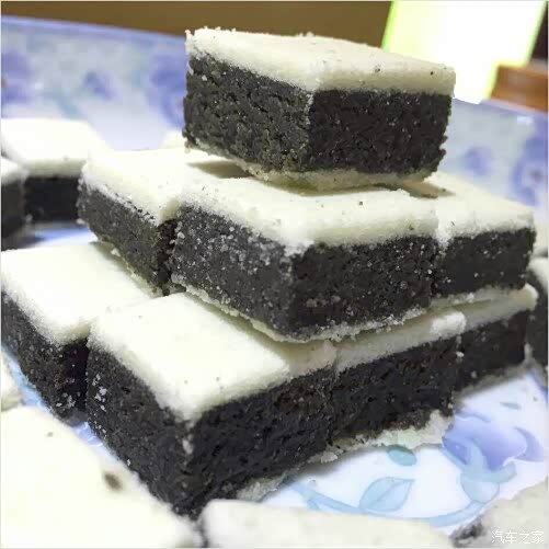 眉山的张三芝麻糕也很出名.甜而不腻,很糯,很香,盒装的也很方便带走.