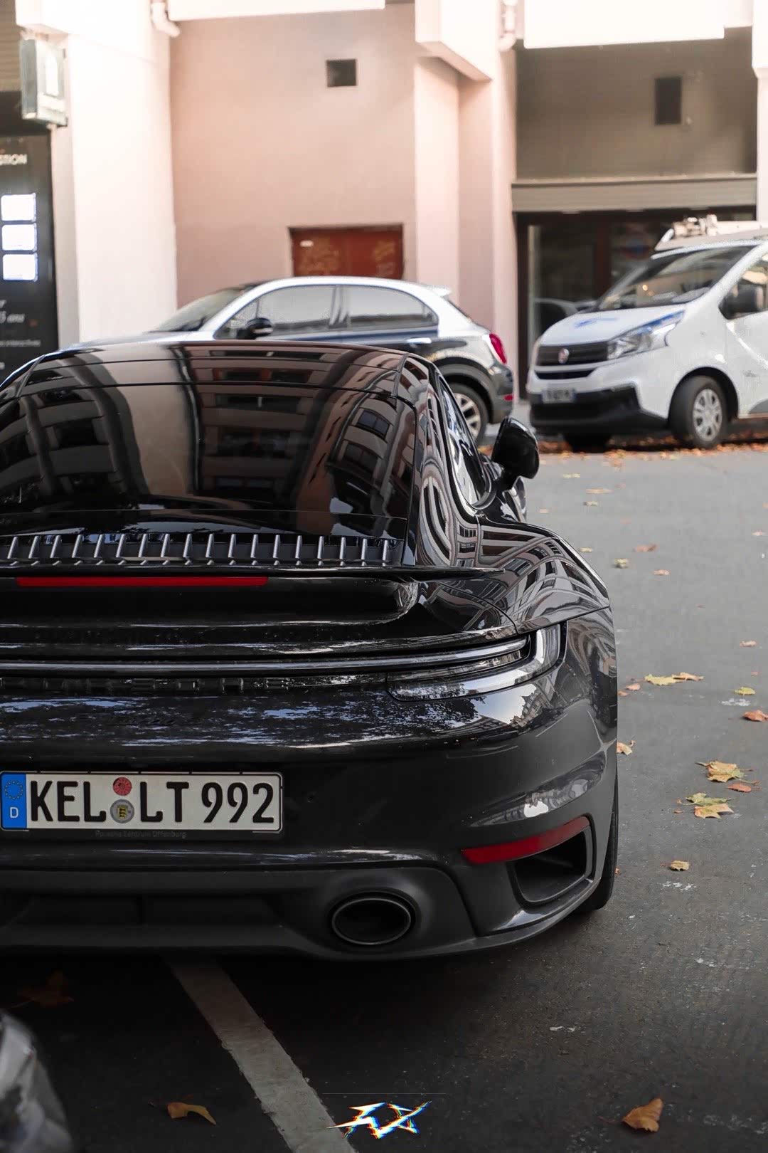 黑武士992 turbo 熏黑尾灯加持下屁股变得极具侵略性.