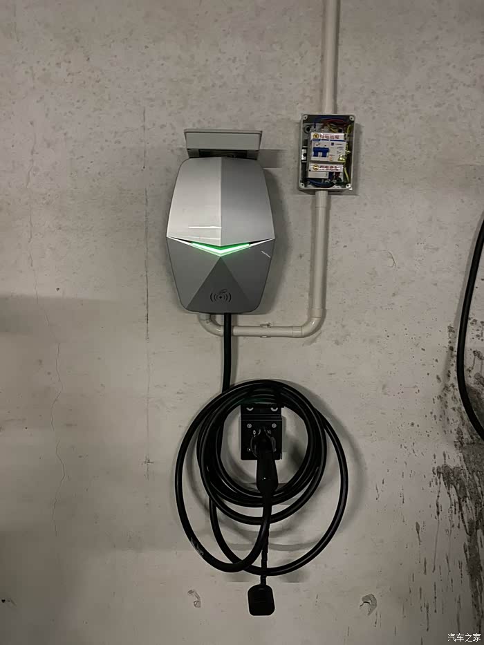 钢铁侠版本充电桩待命