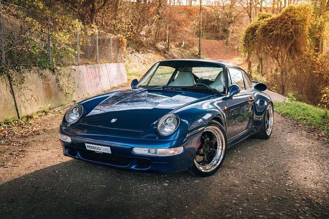 原汁原味的保时捷993,硕大的鲸尾后扰流是亮点.