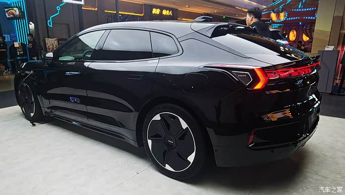 周末拍了几个极氪001照片