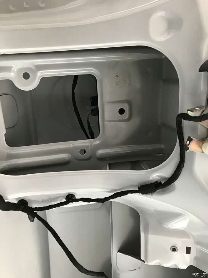 意想不到的维修更换后备箱开关