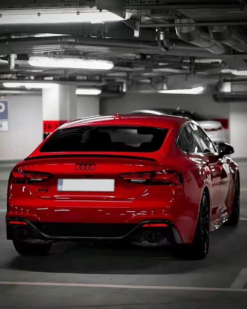 奥迪rs 5 sportback实车,采用富有激情的红色车身