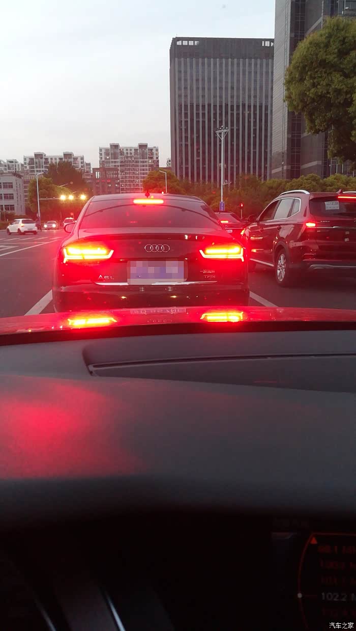 【图】奥迪的设计师:刹车灯是不是太刺眼了_奥迪a6l论坛_汽车之家论坛