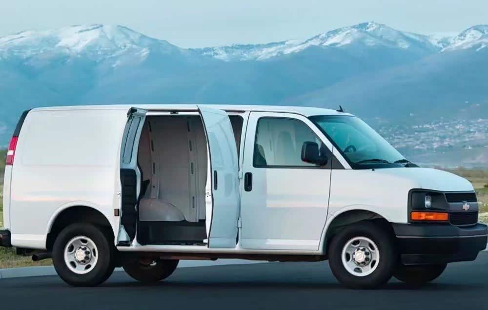 外观设计上,雪佛兰express采用了简单大气的设计风格