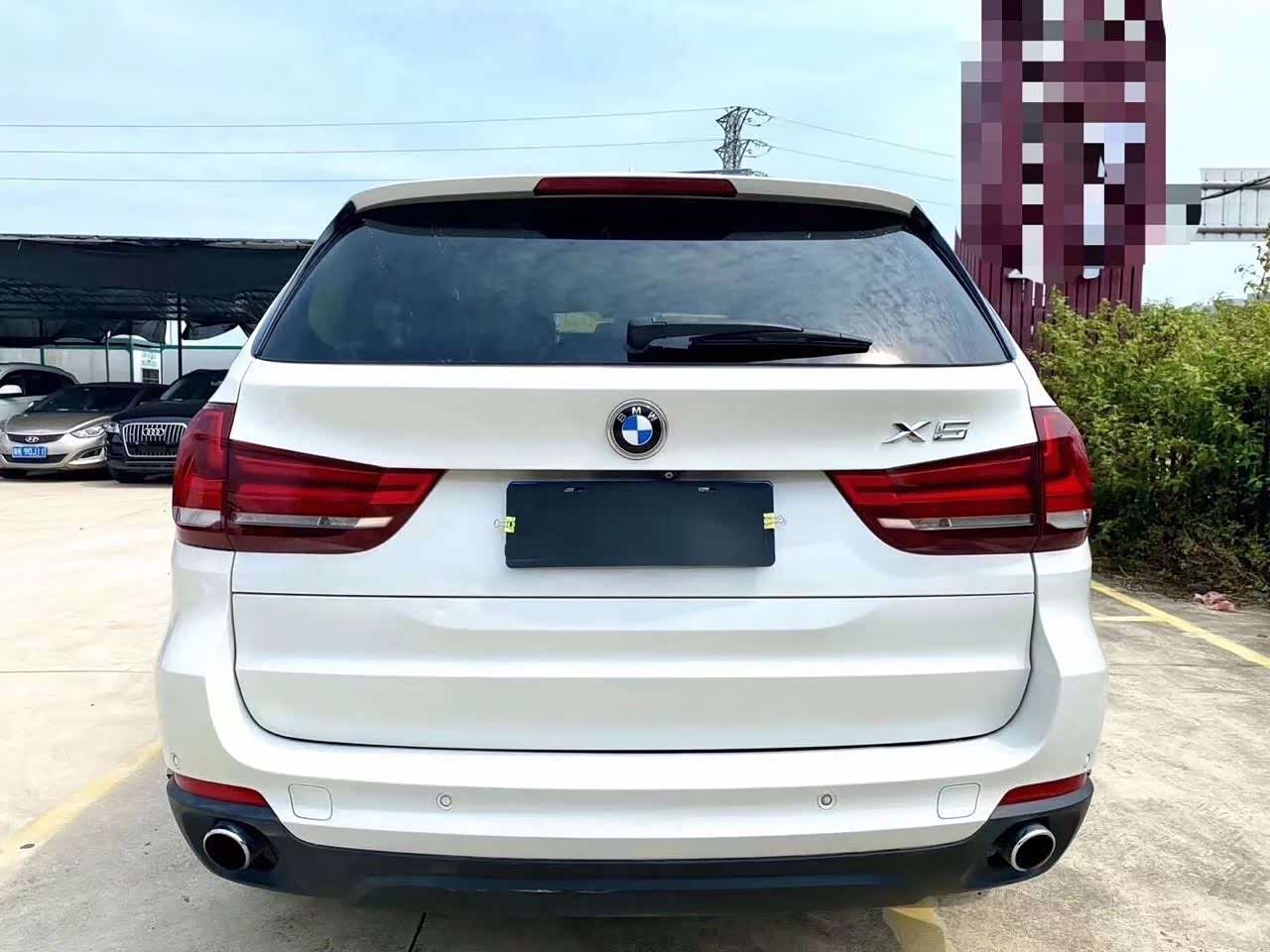 宝马x5,一如既往的那么经典.实用性很高的一款越野车.