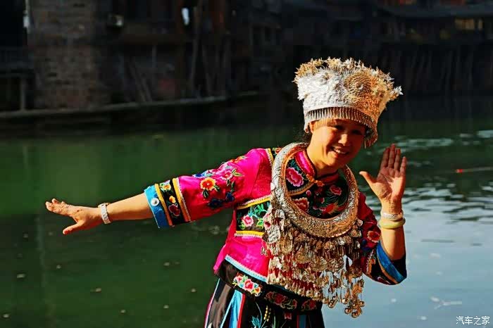 有的游客穿着当地的民族服装拍照.