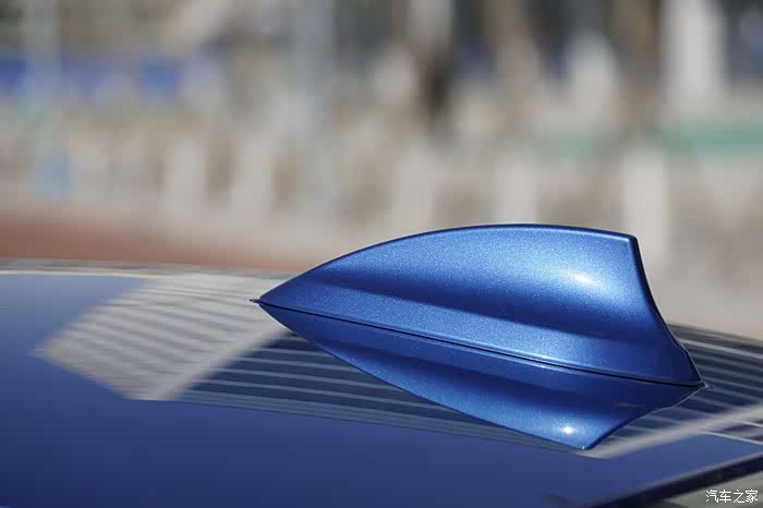 宝马原创的性感鲨鱼鳍,里面gps天线,1系曾经割开这里放原厂天线.