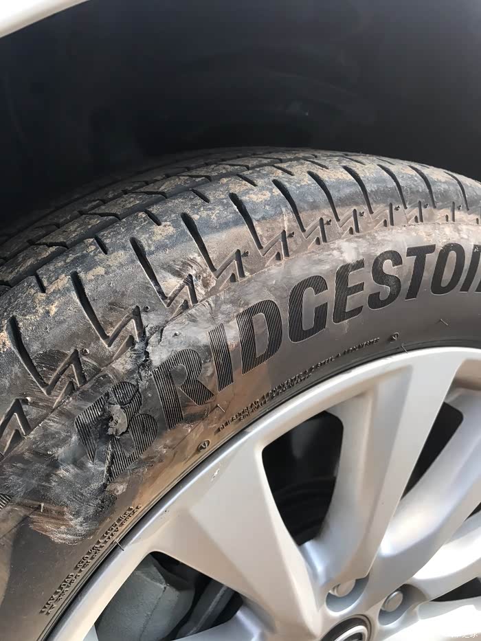 求助轮胎侧面蹭掉一块皮请问需要换轮胎吗