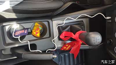 买新车就要挂红布图个喜庆图个吉利