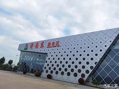 济南东服务区挺大的,设施也比较新