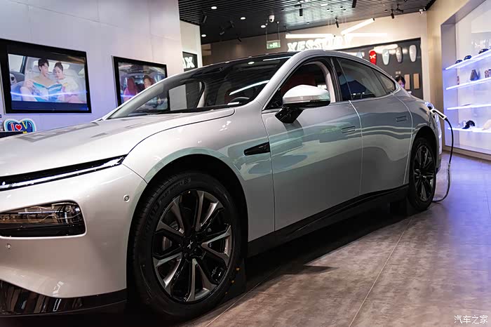 聪明,好开,好看——到店详细试驾智能电动轿跑小鹏p7