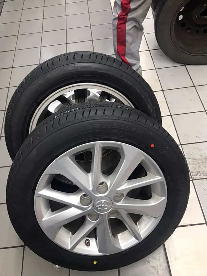 17款卡罗拉保养和更换全车轮胎