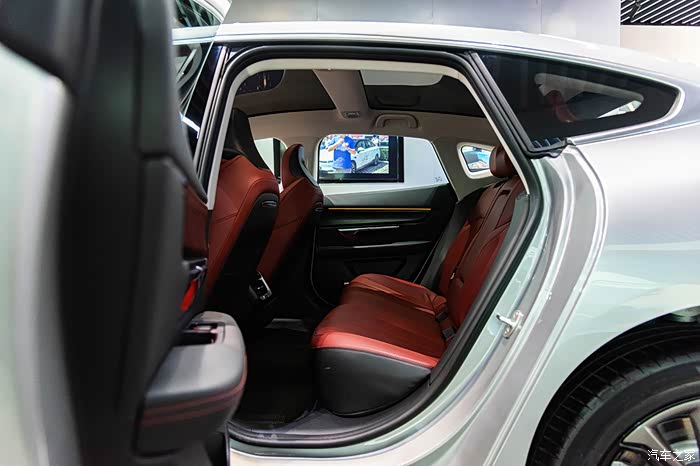 聪明,好开,好看——到店详细试驾智能电动轿跑小鹏p7