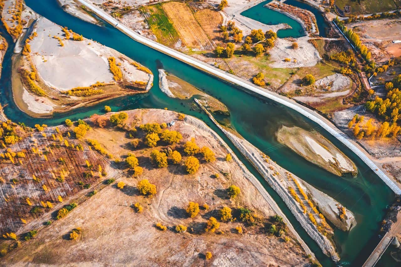 乌克兰克里木半岛,美丽迷人的盐湖 .