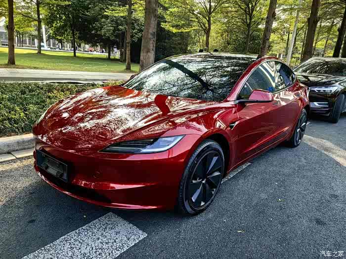 焕新版model 3烈焰红