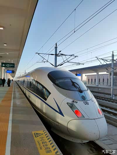 下车了, 来拍个正面照---和谐号!