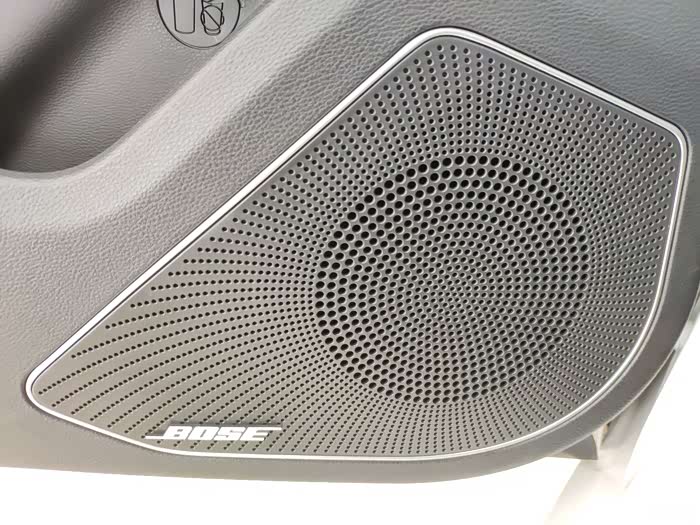 全车都是bose的音响,11个,不同凡响.