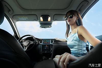 女人坐副驾驶的坐姿图片