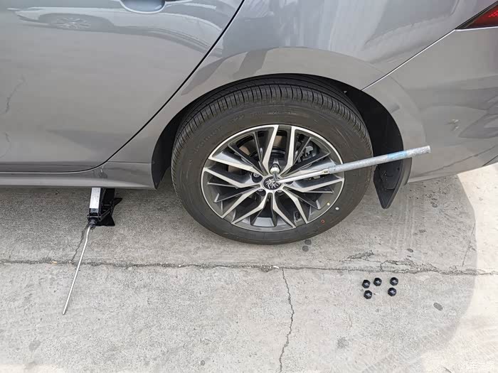 技术第二贴比亚迪秦plusev加装备胎出行无忧