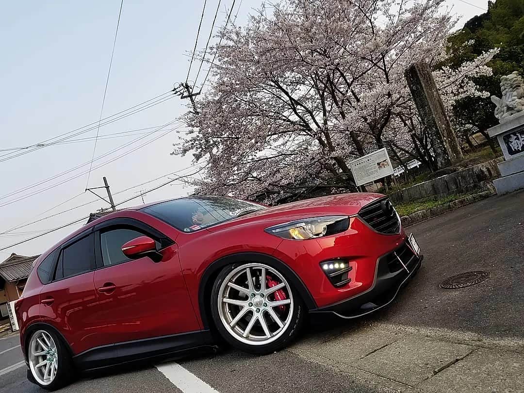 走姿态路线的魂动红cx5,改装气动避震达到低趴姿态