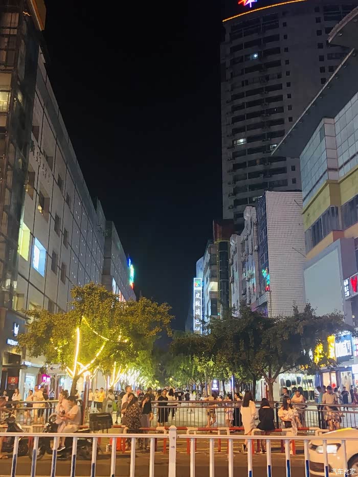 市区干净的步行街