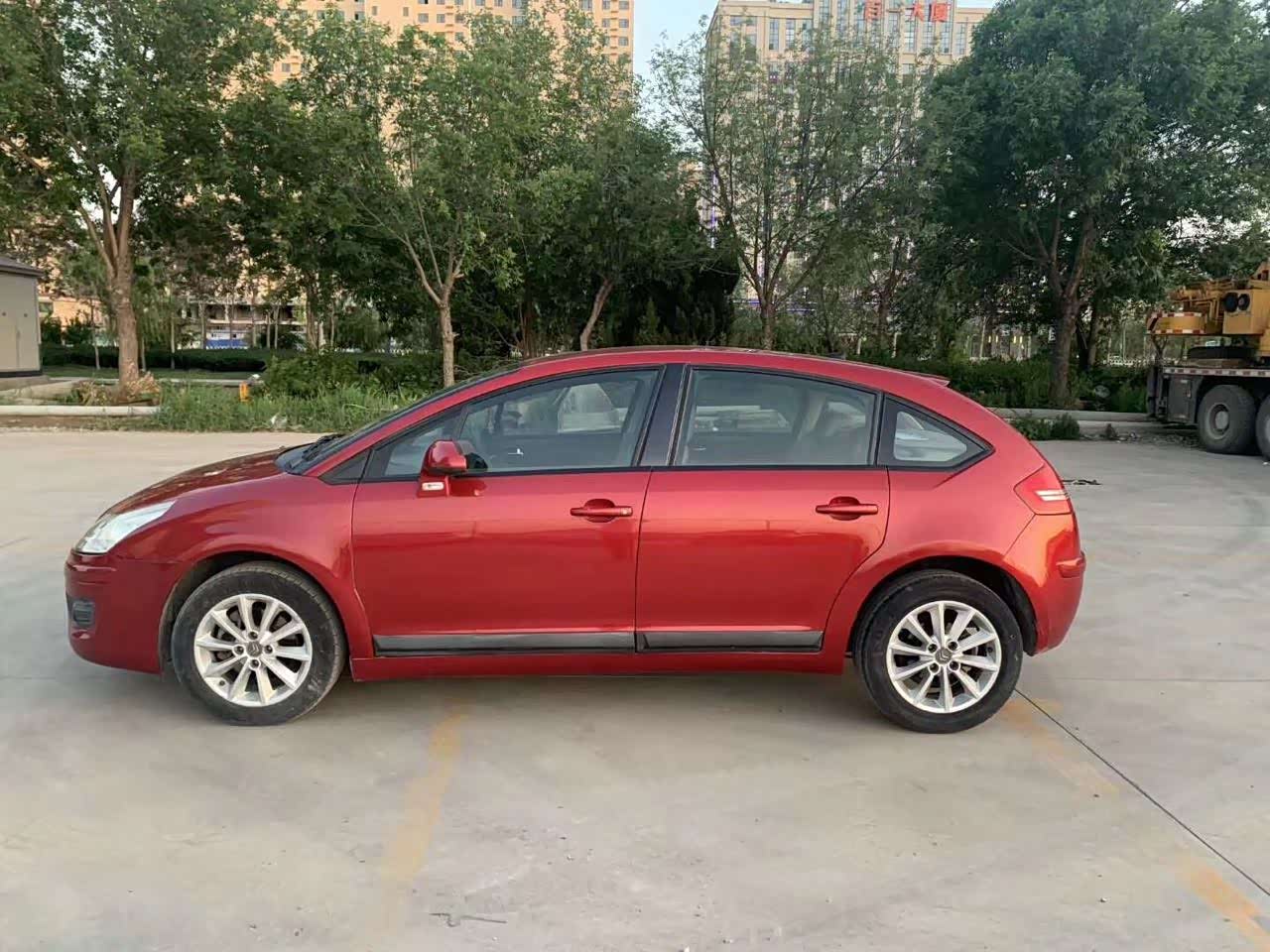 雪铁龙世嘉两厢版看着是不是很有个性呀?红色非常酷炫