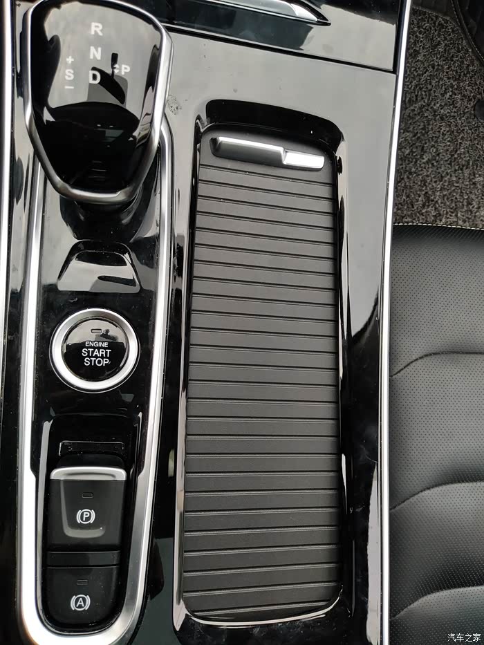 副仪表台干净整洁.