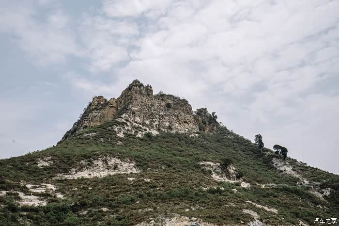 周末自驾打卡红井路我在山顶竖起一面五星红旗我为北京加油