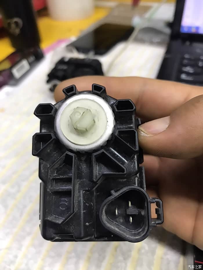 请教大灯高低调节电机和开关接线方法