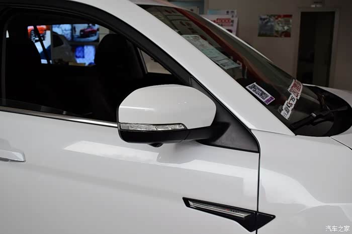 外后视镜采用了双色的设计,中间集成了led转向灯,增加了美感度和辨识