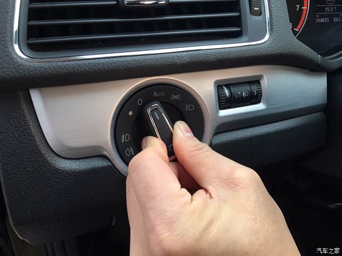 大众朗逸自动大灯开关一暗就亮