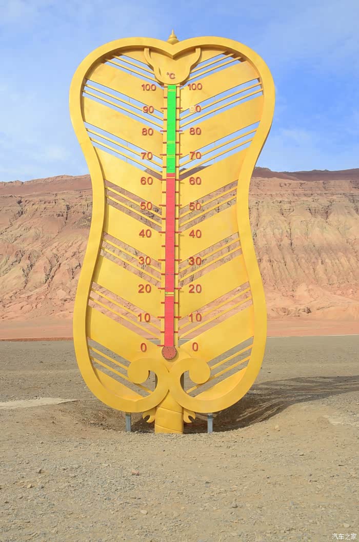 车过火焰山景区时,看见一巨大温度计,据称是载入吉尼斯世界记录的