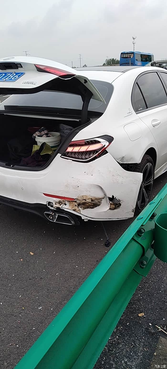 汽车之家|被追尾,后叶子板撞这样是修还是换?|奔驰c级|论坛