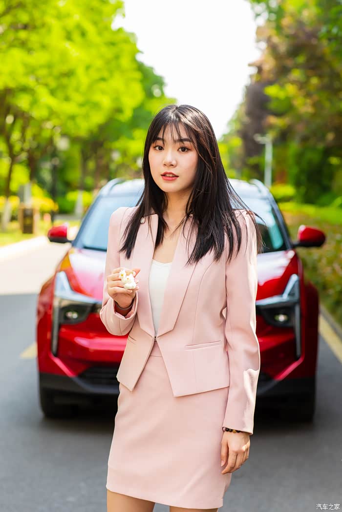 【美女车模】洛阳美女小姐姐和哪吒u的风采,颜值爆表!