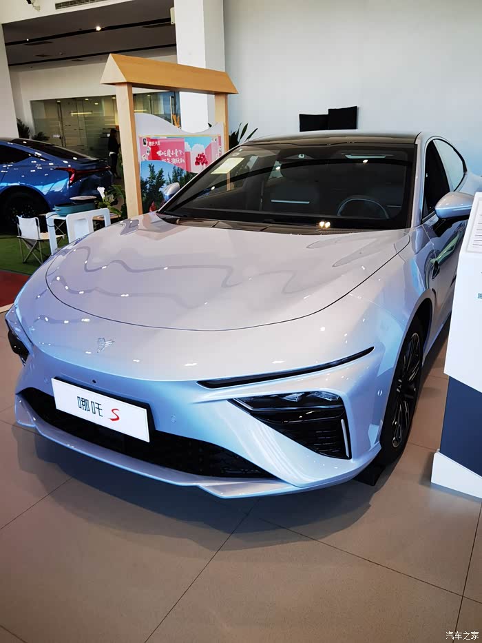 哪吒汽车纯电动轿跑