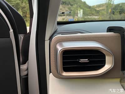 矩形的空调出风口.