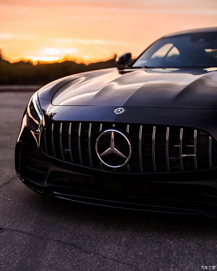 黑色的奔驰amg gtr ,在夕阳下,性感的尾部,动感的轮毂