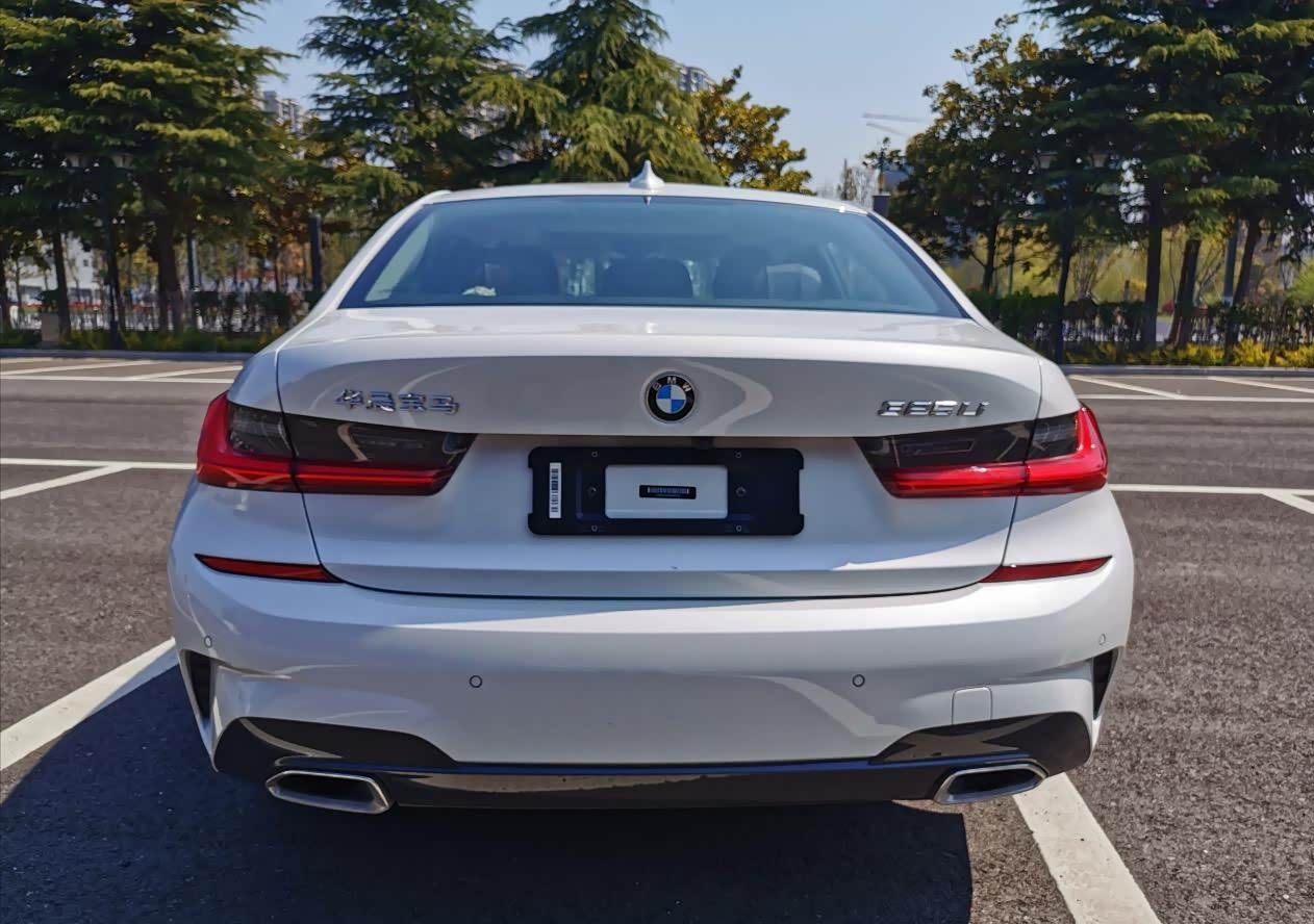 这款宝马325li深受年轻人追捧,有运动感的车身,最主要宝马