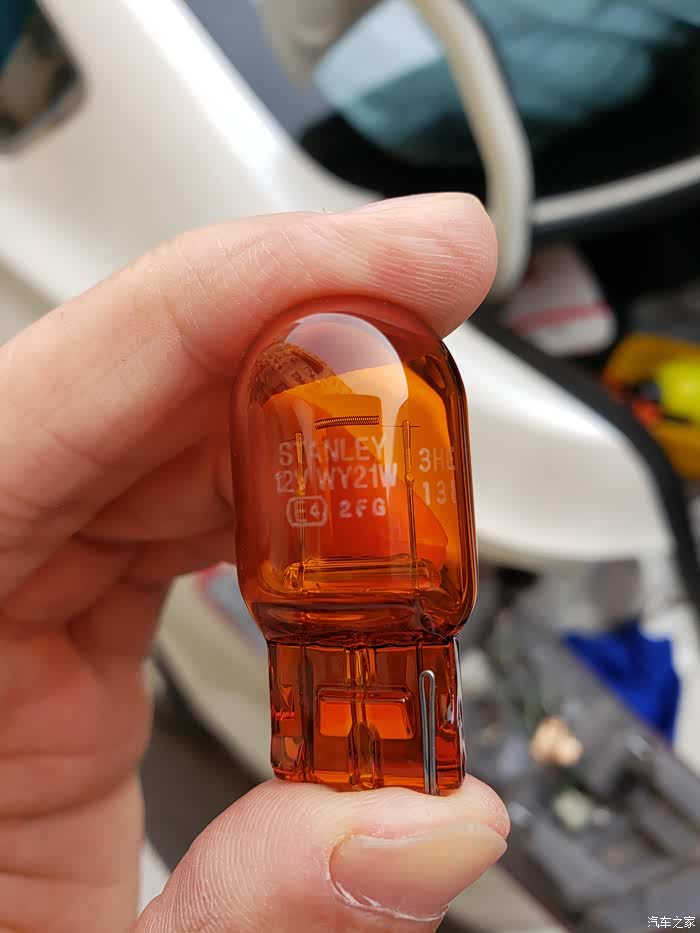 轩逸2018尊享车灯泡型号和更换