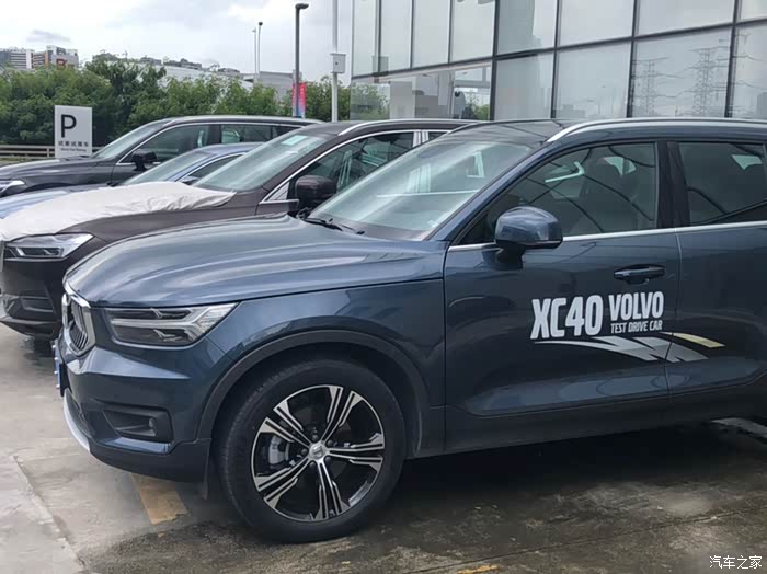 牛仔蓝没有xc60的现车,找到辆xc40的