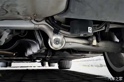 前桥采用双叉臂式独立悬架底盘重要部位都有护板保护