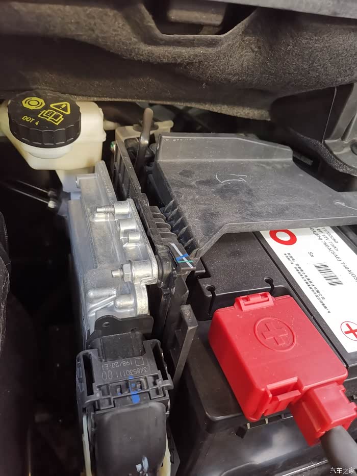 【图】电瓶这里是不是少了一个螺母?_标致4008论坛_汽车之家论坛