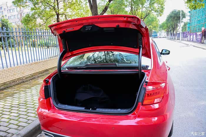 后备箱容积很大