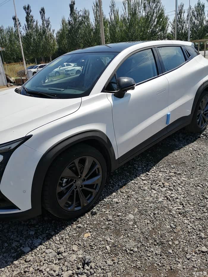 白色的长安uni-t