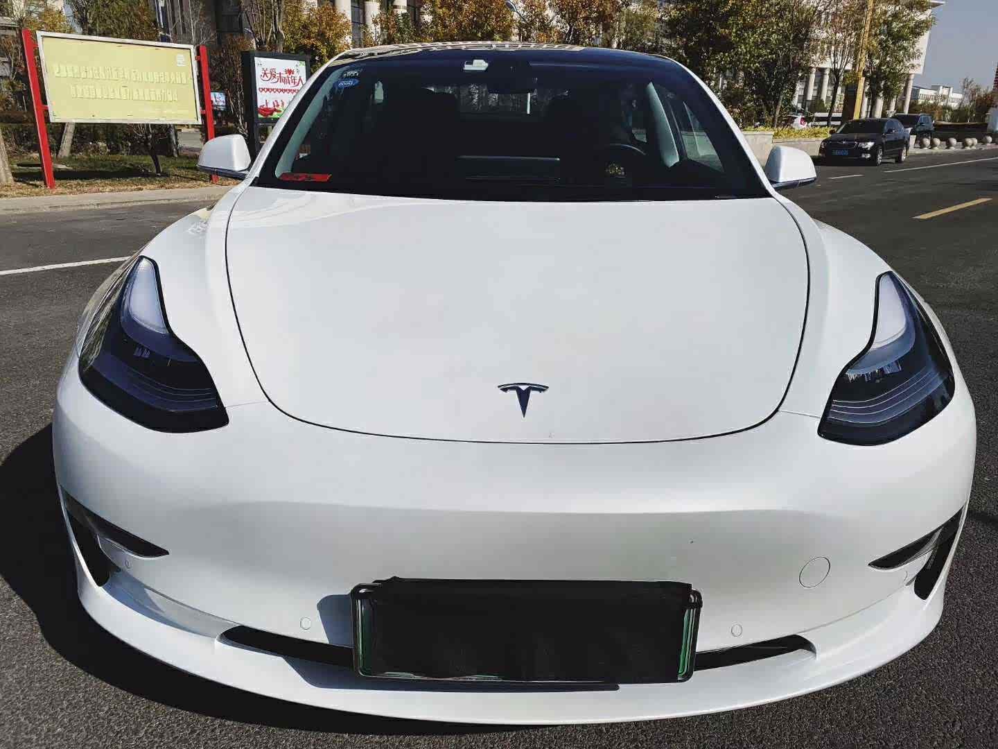 白色特斯拉电动车最优雅的样子