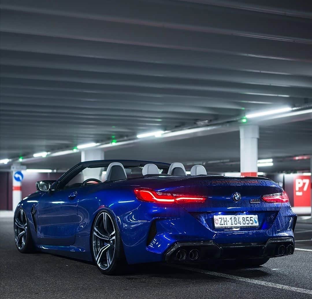 暗夜蓝影,宝马m8雷霆敞篷版,加速0-100 3.3s